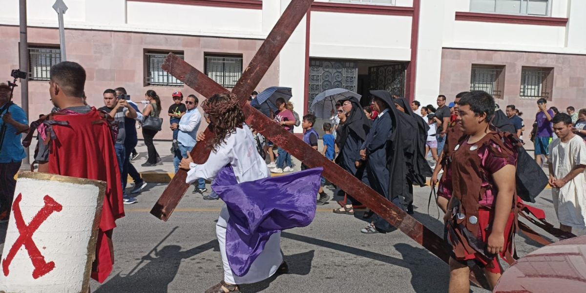 Viernes Santo une a fieles en histórico viacrucis