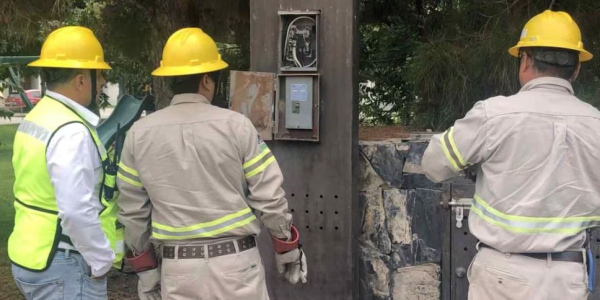 Delincuentes se disfrazan de empleados de la CFE  para extorsionar casa por casa; Alerta la SSPT