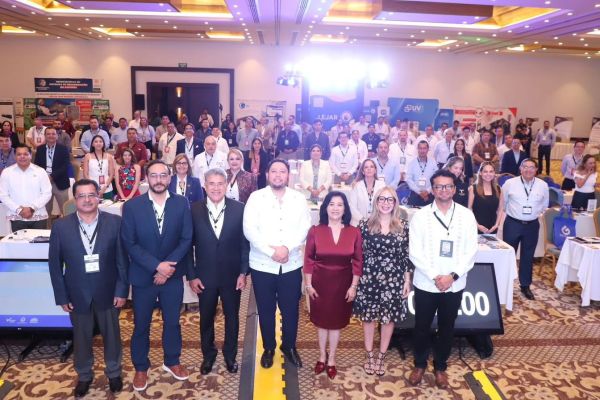 Estrecha Armando Martínez colaboración con sector energético