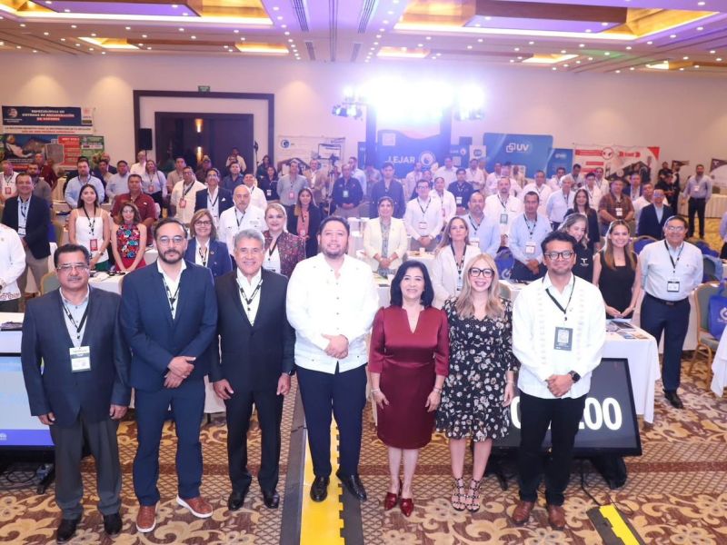 Estrecha Armando Martínez colaboración con sector energético