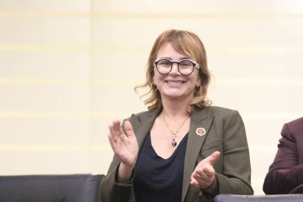 Encuesta entre mujeres destaca liderazgo de Magaly Deándar