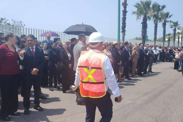 Simulacro interrumpe comparecencia en el Congreso