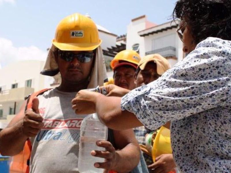 Trabajadores de la construcción se protegen del golpe de calor