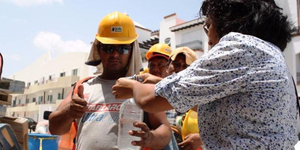 Trabajadores de la construcción se protegen del golpe de calor