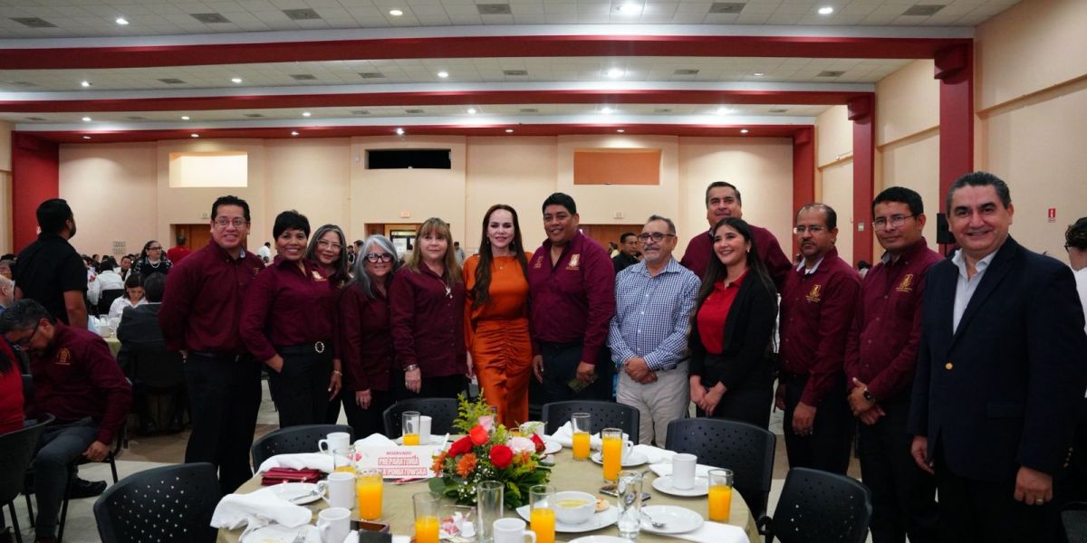 Reconoce alcaldesa Carmen Lilia Canturosas labor del magistrado y entrega bono económico a más de 4 mil maestros