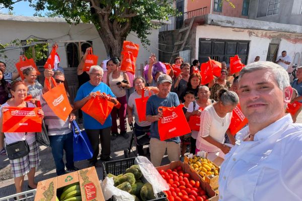 Entre jitomates y discursos, diputado naranja “surte” colonias de Reynosa