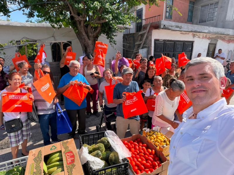 Entre jitomates y discursos, diputado naranja “surte” colonias de Reynosa