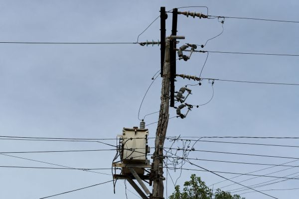 Poste de media tensión a punto de caer en Monte Alto; vecinos temen tragedia
