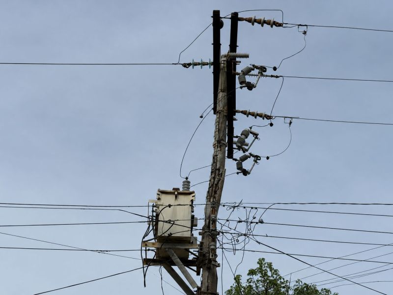 Poste de media tensión a punto de caer en Monte Alto; vecinos temen tragedia