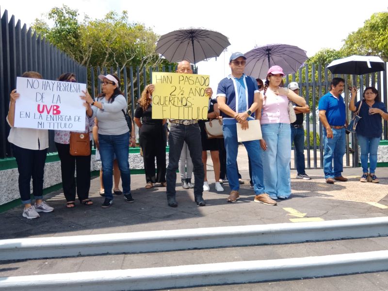 Protestan contra Universidad Valle del Bravo; hace 3 años que egresaron y no les dan título