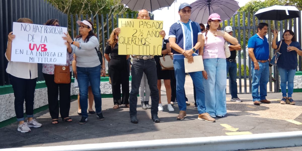 Protestan contra Universidad Valle del Bravo; hace 3 años que egresaron y no les dan título