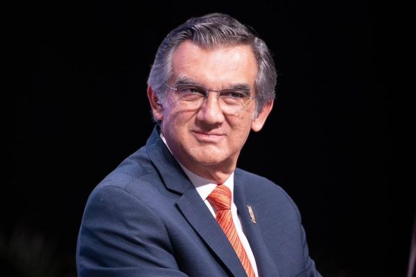 Américo lanza reforma para cerrar paso a herencias políticas