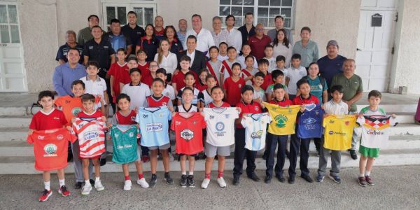 Uniforman Lucy y Lalo Gattás a selecciones del Mundialito DIF Victoria 2026