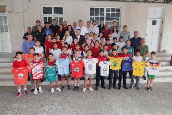 Uniforman Lucy y Lalo Gattás a selecciones del Mundialito DIF Victoria 2026