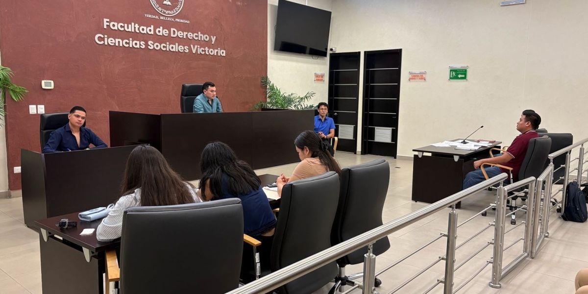 Facultad de Derecho Victoria prepara a estudiantes con juicios orales en salas profesionales