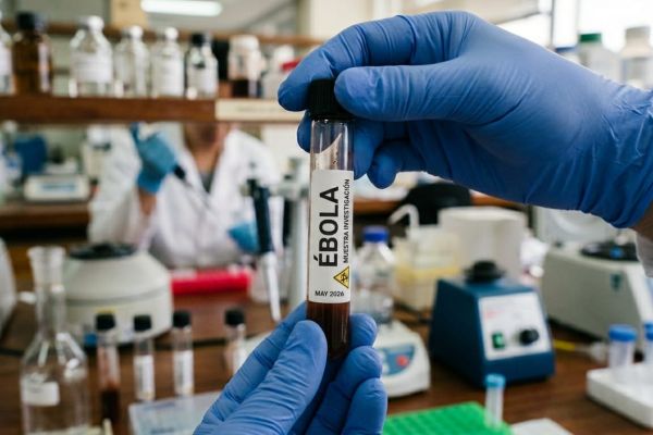 Salud federal eleva alerta por brote de ébola en África; pide evitar viajes no esenciales