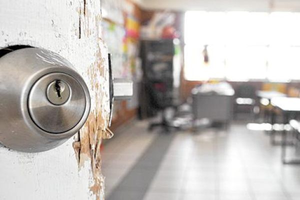 Delincuentes vacían escuelas mientras padres pagan los daños