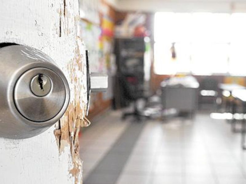 Delincuentes vacían escuelas mientras padres pagan los daños