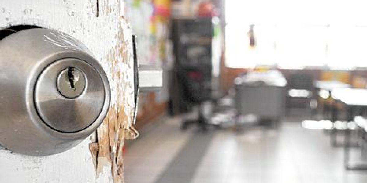 Delincuentes vacían escuelas mientras padres pagan los daños