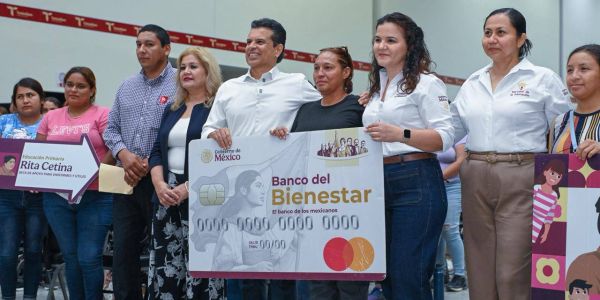 Entrega alcalde Lalo Gattás tarjetas de beca Rita Cetina