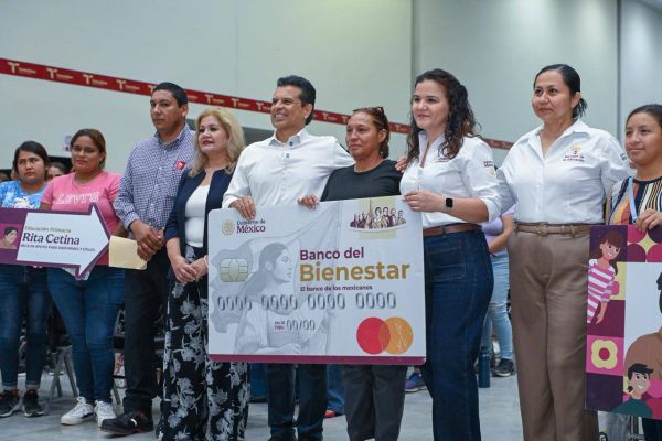 Entrega alcalde Lalo Gattás tarjetas de beca Rita Cetina