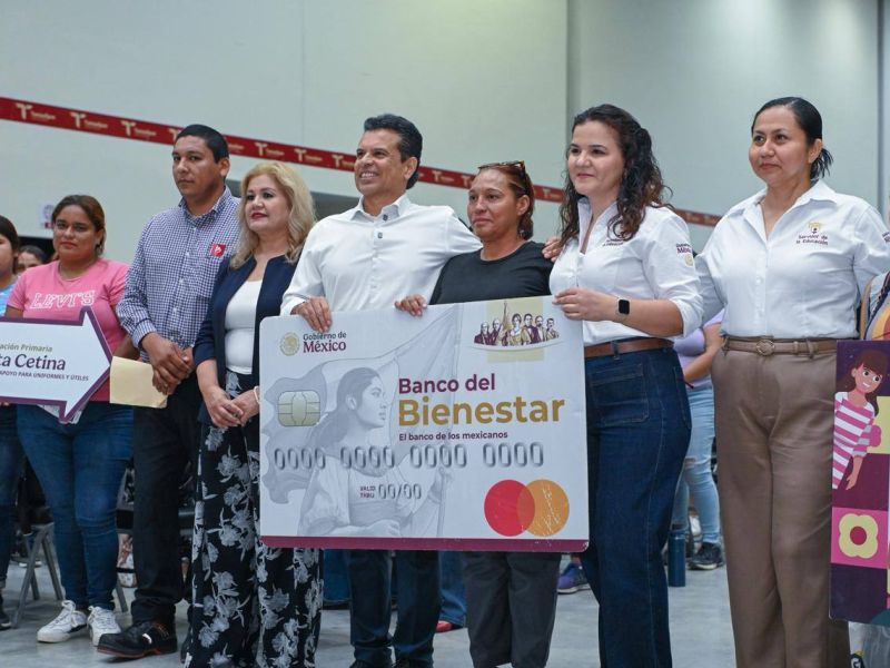 Entrega alcalde Lalo Gattás tarjetas de beca Rita Cetina