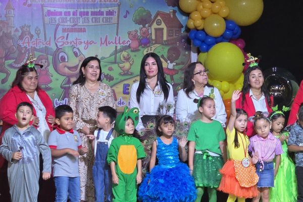 Astrid Santoya Muller apadrina generación que lleva su nombre en el jardín de niños general Manuel González