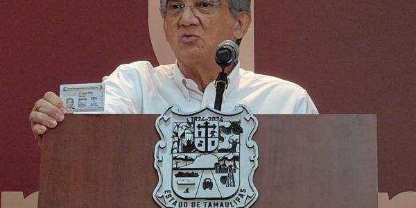 Américo Villarreal muestra visa ante medios de comunicación y rechaza señalamientos de Los Angeles Times