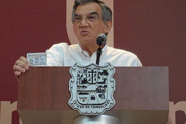 Américo Villarreal muestra visa ante medios de comunicación y rechaza señalamientos de Los Angeles Times