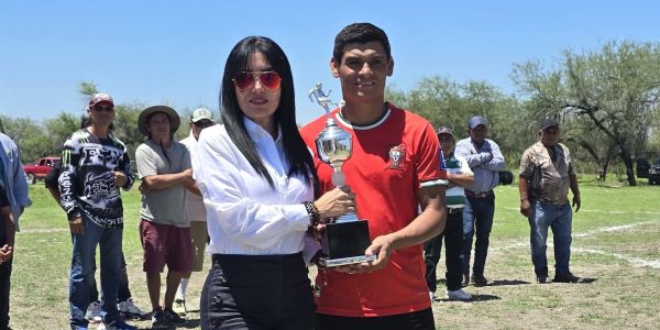 Astrid Sontoya Muller reafirma su apoyo al deporte en cierre de torneo de Los Aztecas