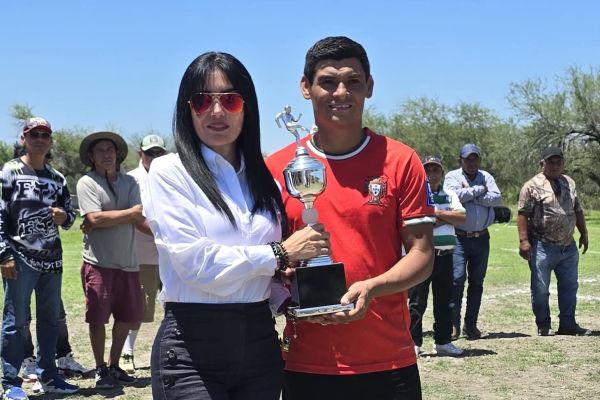 Astrid Sontoya Muller reafirma su apoyo al deporte en cierre de torneo de Los Aztecas
