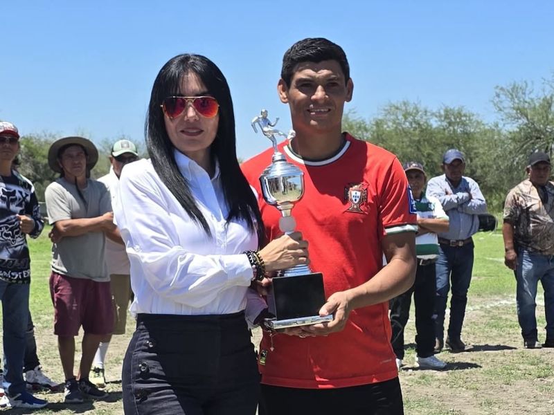 Astrid Sontoya Muller reafirma su apoyo al deporte en cierre de torneo de Los Aztecas