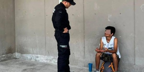 Policía auxilia a joven varado en carretera a Soto la Marina