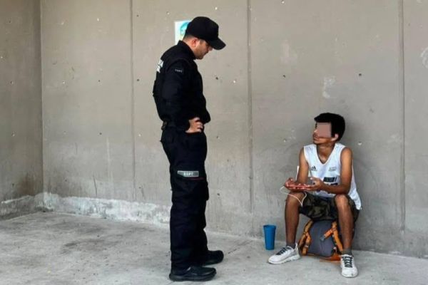 Policía auxilia a joven varado en carretera a Soto la Marina