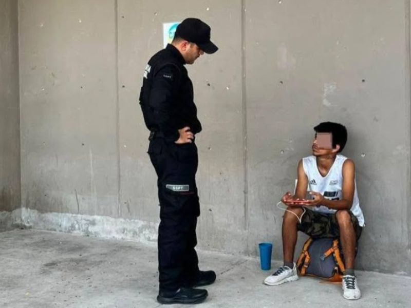 Policía auxilia a joven varado en carretera a Soto la Marina