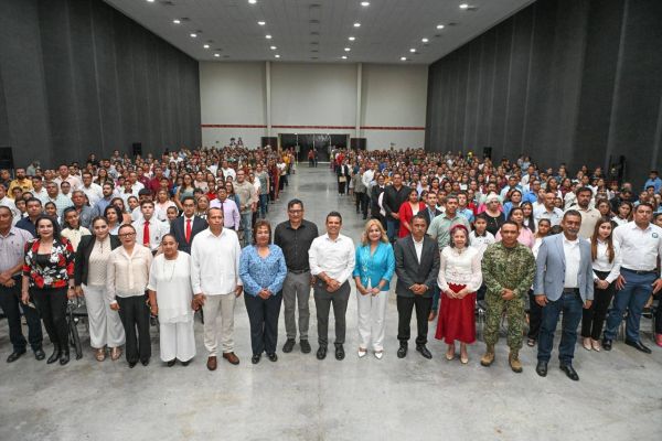 Distingue Ayuntamiento a niños y maestros de excelencia con la medalla Guadalupe Victoria