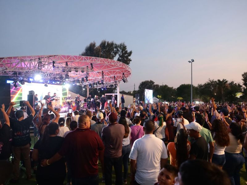 Reúne gobierno de Carmen Lilia Canturosas a cientos de familias en festejo del Día del Padre