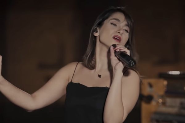 Irán condena a 74 latigazos a una cantante por emitir un concierto virtual sin velo