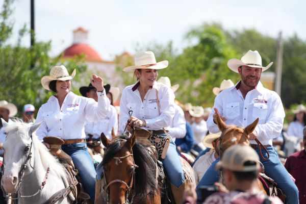 Fortalece Carmen Lilia Canturosas lazos de hermandad con Nueva Ciudad Guerrero; se une a tradicional cabalgata de San Juan