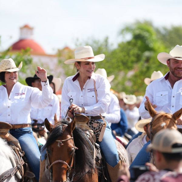 Fortalece Carmen Lilia Canturosas lazos de hermandad con Nueva Ciudad Guerrero; se une a tradicional cabalgata de San Juan