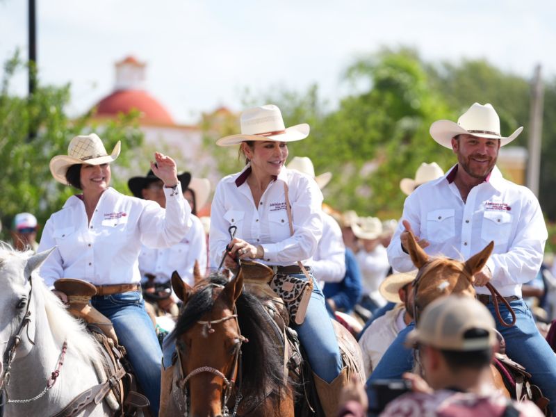 Fortalece Carmen Lilia Canturosas lazos de hermandad con Nueva Ciudad Guerrero; se une a tradicional cabalgata de San Juan