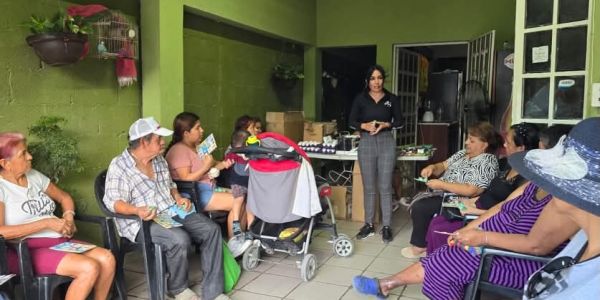 Vecinos de la Nacional Colectiva 3 exponen necesidades a la regidora Astrid Sontoya Müller