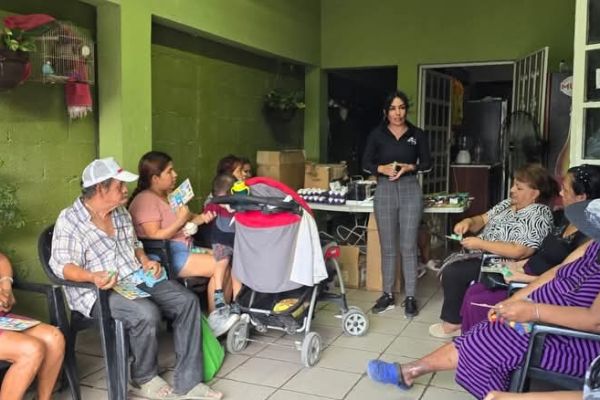 Vecinos de la Nacional Colectiva 3 exponen necesidades a la regidora Astrid Sontoya Müller