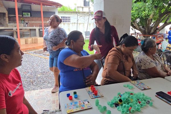 Astrid Sontoya acerca mercadito de productos básicos a familias de Nuevo Tantoán
