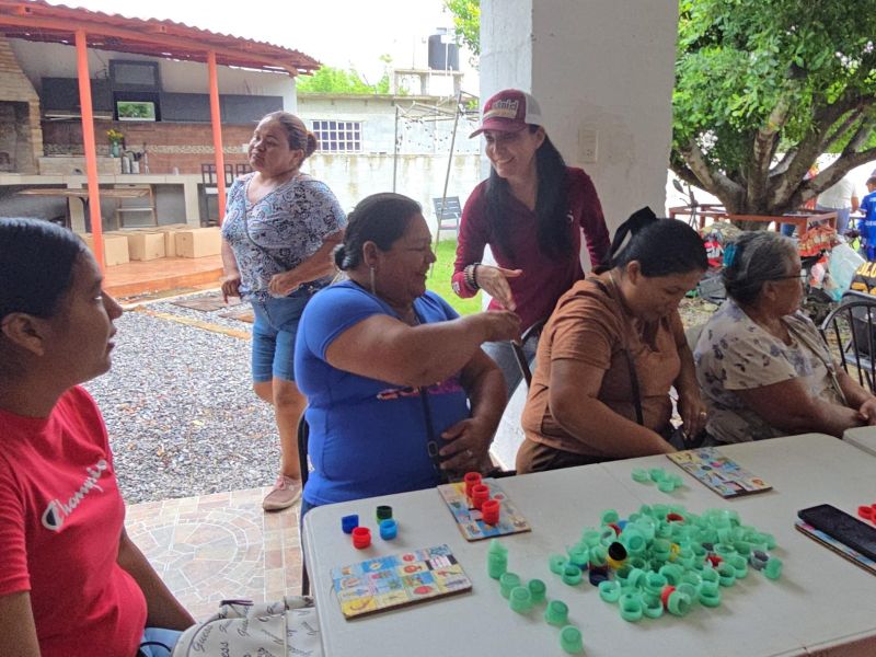 Astrid Sontoya acerca mercadito de productos básicos a familias de Nuevo Tantoán