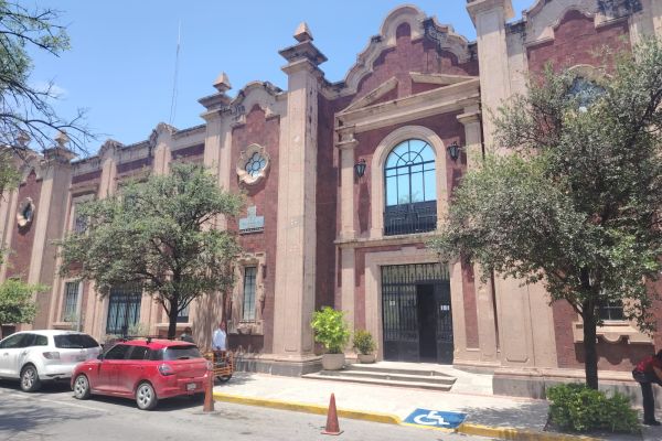 Cambio exprés en Salud: sale Adriana Hernández, entra Ricardo Guerrero