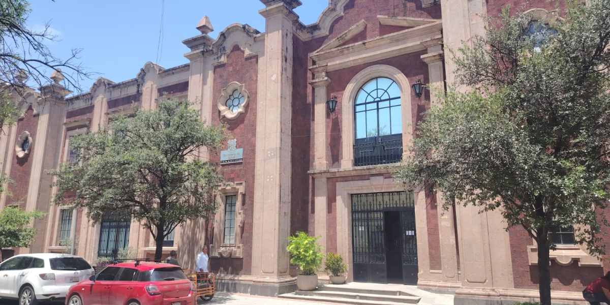 Cambio exprés en Salud: sale Adriana Hernández, entra Ricardo Guerrero