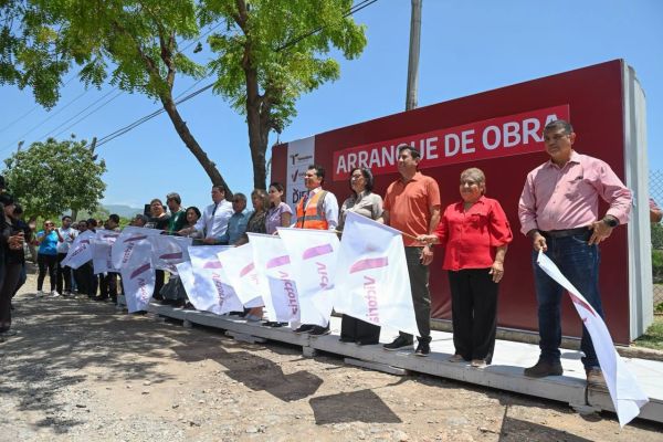 Inicia Lalo Gattás pavimentación en calle de la colonia Libertad