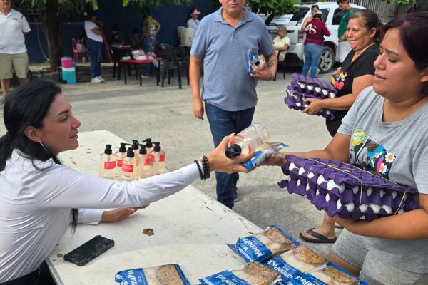Astrid Sontoya acerca productos y servicios a las familias con el “Mercadito Sobre Ruedas”