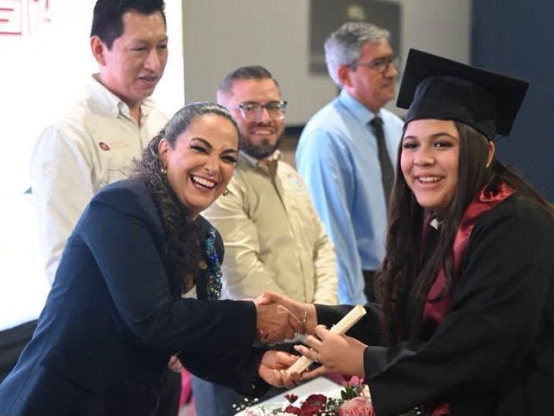 Inspira Olga Sosa a jóvenes de Reynosa a seguir preparándose y reconoce a maestras y maestros por su apoyo pedagógico